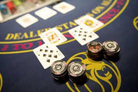 Dadu Lightning Dice dalam permainan aktif Tiga dadu Lightning Dice di meja permainan vespatoto